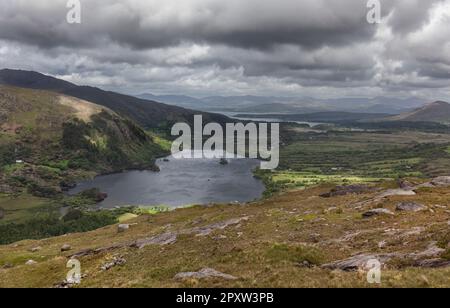 Blick vom Healy Pass über die Caha Mountains und die Beara Peninsula R574 Road mit Glanmore Lake an der County Kerry County Cork Grenze Stockfoto