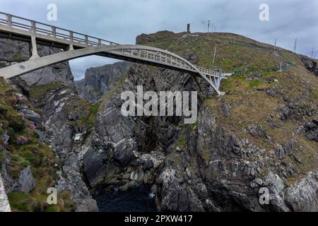 Mizen Head Bridge (Droichead Cheann Mizen) auf der Halbinsel Mizen, t auf dem Wild Atlantic Way, Carbery, County Cork Stockfoto