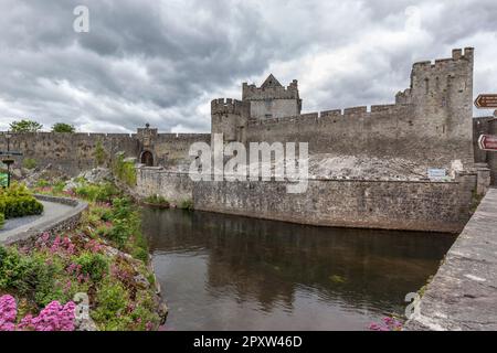 Burg Cahir (Caisleán na Cathrach) eine Festung aus dem 12. Jahrhundert am Fluss Suir, Cahir, County Tipperary Stockfoto