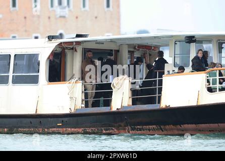 Venedig, Italien. 02. Mai 2023. My Spy, ein Actionfilm, der 2020 bei Amazon Prime Video angekommen ist, kehrt mit einer Fortsetzung zu den Leinwänden zurück, in der Dave Bautista im Zentrum der Szene und Anna Faris an seiner Seite auf dem Foto mit dem braunen Jackett Dave Bautista Credit: Independent Photo Agency/Alamy Live News zu sehen sind Stockfoto