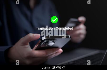 Mobile Bezahlung mit der Wallet App auf dem Smartphone. Digitaler Geldtransfer Stockfoto