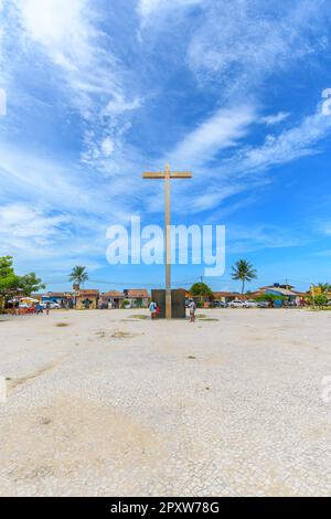 Santa Cruz Cabralia, BA, Brasilien - 05. Januar 2023: Das Kreuz von Coroa Vermelha, Denkmal zu Ehren der ersten Messe Brasiliens von den portugiesen. Tour Stockfoto