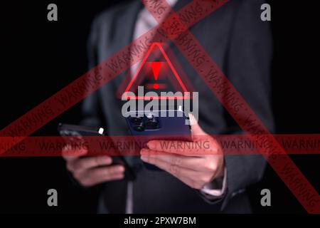 Warnmeldung, Symbol für Personen mit Spam-Nachricht auf dem Mobiltelefon Stockfoto