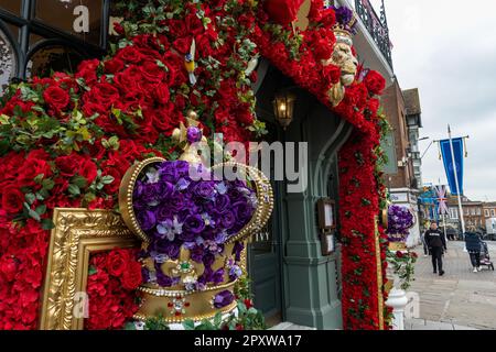 Windsor, Großbritannien. 2. Mai 2023. Vor dem Restaurant Ivy werden Krönungsdekorationen mit einem Löwen, einer Krone, Rosen, Schmetterlingen und Vögeln abgebildet. Die Krönung von König Karl III. Findet am 6. Mai in der Westminster Abbey statt. Kredit: Mark Kerrison/Alamy Live News Stockfoto