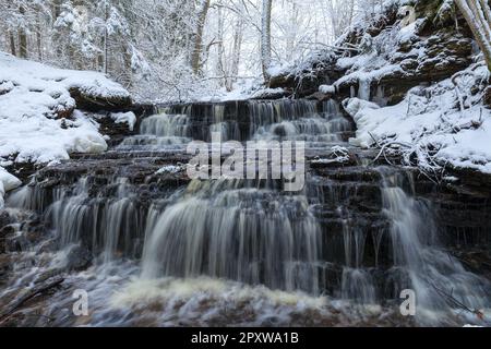 Vasaristi winzige Kaskade im Winter, Lahemaa-Nationalpark, Estland. Lange Belichtung Stockfoto