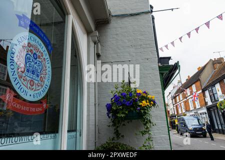 Eton, Großbritannien. 2. Mai 2023. Die Dekorationen der Krönung sind in der Hauptstraße abgebildet. Die Krönung von König Karl III. Findet am 6. Mai in der Westminster Abbey statt. Kredit: Mark Kerrison/Alamy Live News Stockfoto