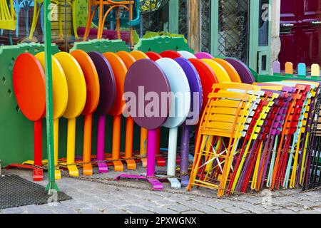 Farbenfrohe Klappstühle Und Tische, Paris, Frankreich, Europa Stockfoto