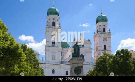 St. Stephansdom und König Maximilian Joseph I. Monument in Passau, Bayern. Stockfoto