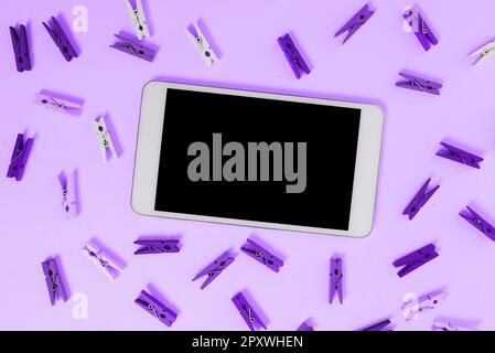 Wichtige Nachricht am Telefon am Schreibtisch mit Springworten und Papier. Stockfoto