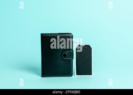 Wichtiger Hinweis Auf Einem Blatt Papier. Foto: Bürobedarf. Stockfoto