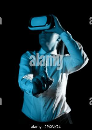 Frau Trägt Eine Vr-Brille Und Zeigt Mit Einem Finger Auf Nachrichten. Stockfoto