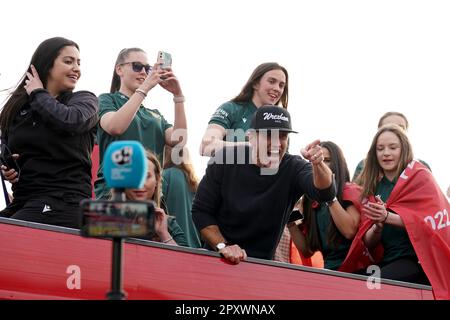 Wrexham Miteigentümer Rob McElhenney (zweiter von rechts) feiert während einer Siegesparade in Wrexham, Wales. Foto: Dienstag, 2. Mai 2023. Stockfoto