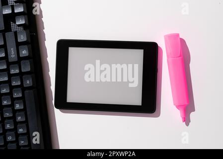 Tablet-Bildschirm Mit Wichtigen Ideen Und Notizen Auf Dem Schreibtisch Stockfoto