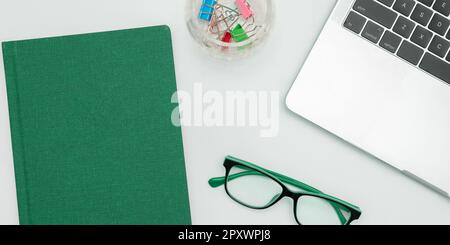 Bürobedarf Über Dem Schreibtisch. Tastatur und Brille. Verschiedene Schuleinrichtungen Stockfoto