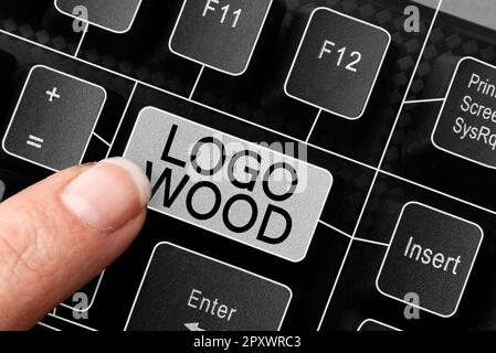 Handgeschriebener Text Logo Holz, Business-Idee Wiedererkennbares Design oder Symbol eines Unternehmens, das auf Holz eingeschrieben ist Stockfoto