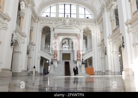 Bukarest, Rumänien - 2. Mai 2023: Innenraum des rumänischen Berufungsgerichts. Stockfoto