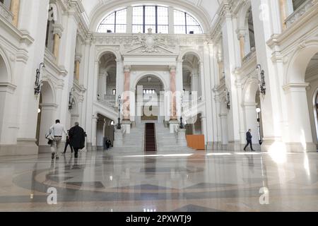 Bukarest, Rumänien - 2. Mai 2023: Innenraum des rumänischen Berufungsgerichts. Stockfoto