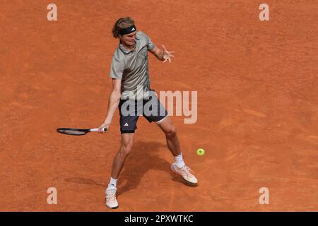 Madrid, Spanien. 02. Mai 2023. Alexander Zverev aus Deutschland spielt in der vierten Runde des Spiels am 9. Tag der Mutua Madrid Open in La Caja Magica in Madrid einen Vorsprung gegen Carlos Alcaraz aus Spanien. Kredit: SOPA Images Limited/Alamy Live News Stockfoto