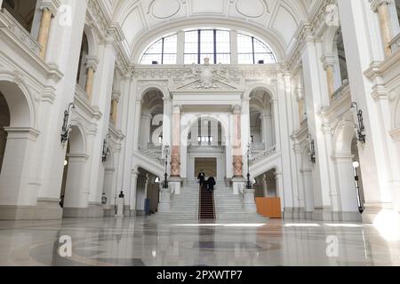 Bukarest, Rumänien - 2. Mai 2023: Innenraum des rumänischen Berufungsgerichts. Stockfoto