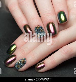 Wunderschöne, farbenfrohe Maniküre mit Strassstein. Nageldesign. Nahaufnahme. Stockfoto