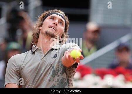 Madrid, Spanien. 02. Mai 2023. Alexander Zverev aus Deutschland spielt in der vierten Runde des Spiels am 9. Tag der Mutua Madrid Open in La Caja Magica in Madrid einen Vorsprung gegen Carlos Alcaraz aus Spanien. Kredit: SOPA Images Limited/Alamy Live News Stockfoto