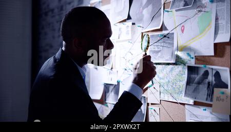 Polizeiinspektion Auf Der Suche Nach Hinweisen Auf Investigation Board Stockfoto