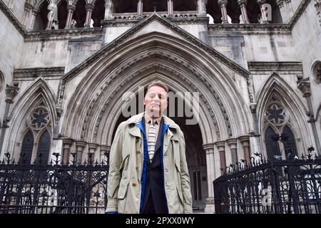 London, Großbritannien. 2. Mai 2023 Der Naturforscher und Fernsehmoderator Chris Packham trifft am High Court ein, um den Verleumdungsprozess gegen den Herausgeber und zwei Mitwirkende des Country Squire Magazine zu begehen. Stockfoto