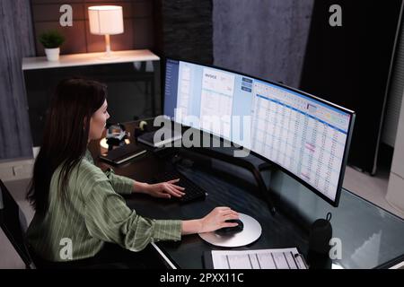 Account Manager In Office Coding Medical Bill Stockfoto