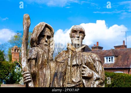 Pilgrim Milestone hat eine Eichenholzstatue von Steven Andrews im Dorf Chilham entlang des Pilgrims Way, Kent, England, Großbritannien, geschnitzt Stockfoto