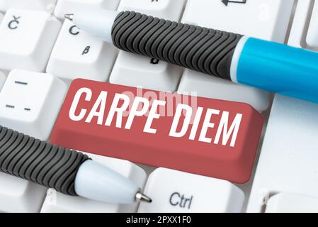 Schriftsteller Carpe Diem, öffentliches Konzeptfoto-Festival, auf dem Menschen Musik und Tanz spielen Stockfoto