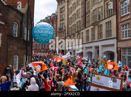 London, Großbritannien. 2. Mai 2023 Tausende von Lehrern veranstalten während des marsches der Nationalen Bildungsunion (neu) in Westminster einen Protest außerhalb des Bildungsministeriums, während sie ihre Streiks über die Bezahlung fortsetzen. Stockfoto