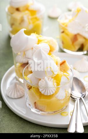 Zitronen-Baiser und Pfannkuchen in einem Glas, eine eigenständige Dessertidee Stockfoto