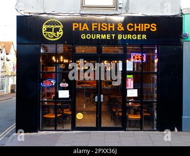 Blick auf den Pia Fish and Chips and Gourmet Burger Shop im Strandresort North Norfolk in Sheringham, Norfolk, England, Großbritannien. Stockfoto