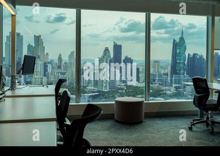 Blick auf einen Unternehmensarbeitsbereich, Büros mit Fensterblick im Gebäude in der Stadt Panama Stockfoto
