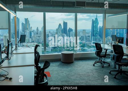 Blick auf einen Unternehmensarbeitsbereich, Büros mit Fensterblick im Gebäude in der Stadt Panama Stockfoto