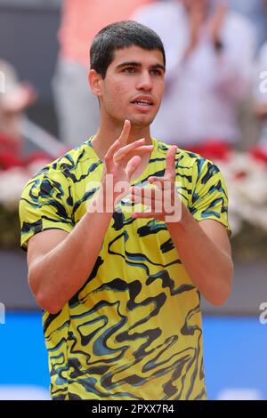 Madrid, Spanien. 02. Mai 2023. Carlos Alcaraz von Spanien spielt gegen Alexander Zverev von Deutschland während des vierten Spielzugs am neunten Tag der Mutua Madrid Open in La Caja Magica in Madrid. (Foto: Atilano Garcia/SOPA Images/Sipa USA) Guthaben: SIPA USA/Alamy Live News Stockfoto