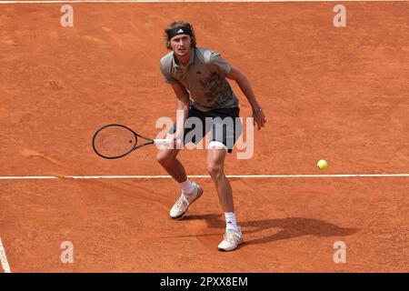 Madrid, Spanien. 02. Mai 2023. Alexander Zverev aus Deutschland spielt in der vierten Runde des Spiels am 9. Tag der Mutua Madrid Open in La Caja Magica in Madrid einen Vorsprung gegen Carlos Alcaraz aus Spanien. (Foto: Atilano Garcia/SOPA Images/Sipa USA) Guthaben: SIPA USA/Alamy Live News Stockfoto