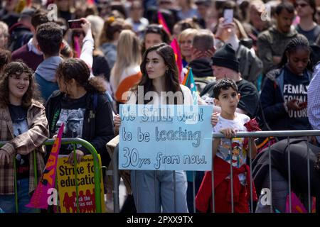 London, Großbritannien. 02. Mai 2023. Ein Lehrer der National Education Union hält während der Demonstration am Tag der NEU-Arbeitskampagne in der Downing Street ein Plakat. Tausende von Lehrermitgliedern der National Education Union haben heute eine Arbeitsklage im Lohnstreit mit der britischen Regierung abgehalten. Sie marschierten vom London Eye zum Bildungsministerium, um einen Petitionsbrief abzugeben, und später zur Downing Street. Kredit: SOPA Images Limited/Alamy Live News Stockfoto