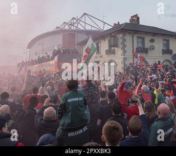 Wrexham, Wrexham County Borough, Wales. 2. Mai 2023 Fans und Spieler feiern während der Parade, während der Siegesparade des Wrexham Association Football Club auf dem Rennplatz. (Bild: ©Cody Froggatt/Alamy Live News) Stockfoto