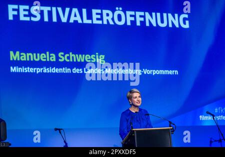 Schwerin, Deutschland. 02. Mai 2023. Manuela Schwesig (SPD), die Ministerpräsidentin von Mecklenburg-Vorpommern, spricht zur Eröffnung des Filmkunstfestes Mecklenburg-Vorpommern im Festival „Capitol“. Nach Corona-bedingten Einschränkungen in den letzten zwei Jahren bietet das diesjährige Filmfestival den Besuchern erneut ein vollständiges Programm mit 118 Produktionen in den vier Wettbewerben sowie im Unterstützungsprogramm bis 07.05.2023. Das Festival bietet sieben Weltpremieren und 14 deutsche Premieren. Kredit: Jens Büttner/dpa/Alamy Live News Stockfoto