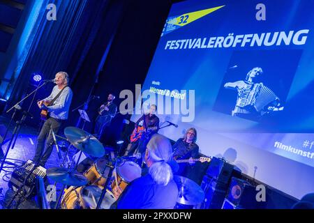 Schwerin, Deutschland. 02. Mai 2023. Der Sänger-Songwriter Wenzel und die Band spielen bei der Eröffnung des Filmkunstfestes Mecklenburg-Vorpommern im Festivalfilm „Capitol“. Nach Corona-bedingten Einschränkungen in den letzten zwei Jahren bietet das diesjährige Filmfestival Besuchern erneut ein komplettes Programm bis 07.05.2023 mit 118 Produktionen in den vier Wettbewerben sowie im Unterstützungsprogramm. Das Festival bietet sieben Weltpremieren und 14 deutsche Premieren. Kredit: Jens Büttner/dpa/Alamy Live News Stockfoto