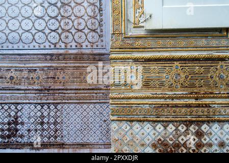 LINDERHOF, DEUTSCHLAND - 22. SEPTEMBER 2022 - Nahaufnahme der prunkvollen Mauer im maurischen Pavillon am Schloss Linderhof in Oberbayern Stockfoto