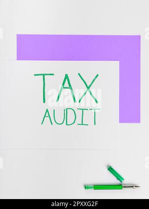 Text mit Inspiration Tax Audit, Prüfung des Geschäftskonzepts oder Prüfung einer Unternehmens- oder Einzelsteuererklärung Stockfoto