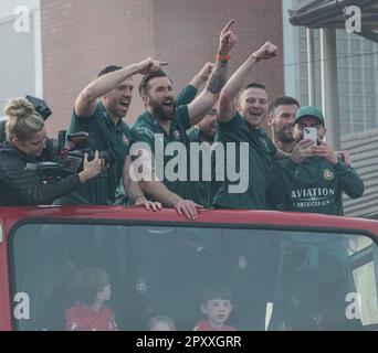 Wrexham, Wrexham County Borough, Wales. 2. Mai 2023 Wrexham-Spieler mit voller Stimme und bei der Siegesparade des Wrexham Association Football Club auf dem Rennplatz. (Bild: ©Cody Froggatt/Alamy Live News) Stockfoto