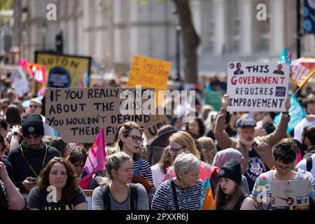 London, Großbritannien. 02. Mai 2023. Lehrer der Nationalen Bildungsunion halten während der Demonstration am Tag der NEU-Arbeitskampagne in der Downing Street Plakate und Flaggen. Tausende von Lehrermitgliedern der National Education Union haben heute eine Arbeitsklage im Lohnstreit mit der britischen Regierung abgehalten. Sie marschierten vom London Eye zum Bildungsministerium, um einen Petitionsbrief abzugeben, und später zur Downing Street. (Foto: Hesther Ng/SOPA Images/Sipa USA) Guthaben: SIPA USA/Alamy Live News Stockfoto