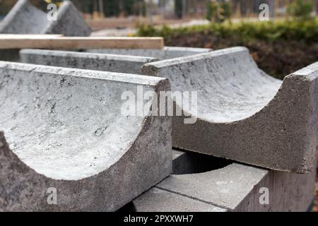 Ein Ziegelstapel wird auf einer Palette gestapelt. Stockfoto