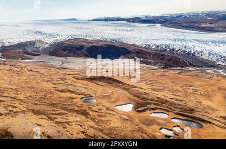 Grönländischen Eisschild Gletscher schmelzen in Fluss mit Tundra Luftaufnahme, in der Nähe von Kangerlussuaq, Grönland Stockfoto