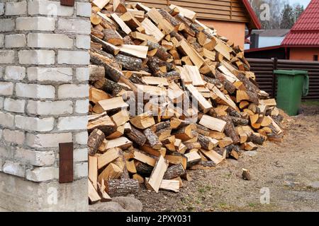 Vor dem Haus ist ein Haufen zerbrochenes Holz. Stockfoto