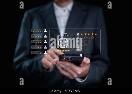 Konzept der Umfrage zur Zufriedenheit mit Kundenbewertungen. Nutzer bewertet Serviceerfahrung Stockfoto