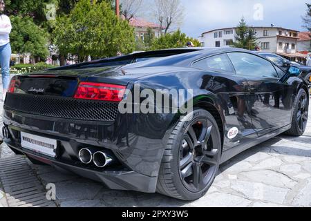 Ein glänzend schwarzer Lamborghini-Sportwagen steht an der Seite einer Stadtstraße Stockfoto